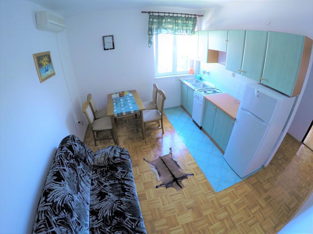 Orange Apartment's Repic