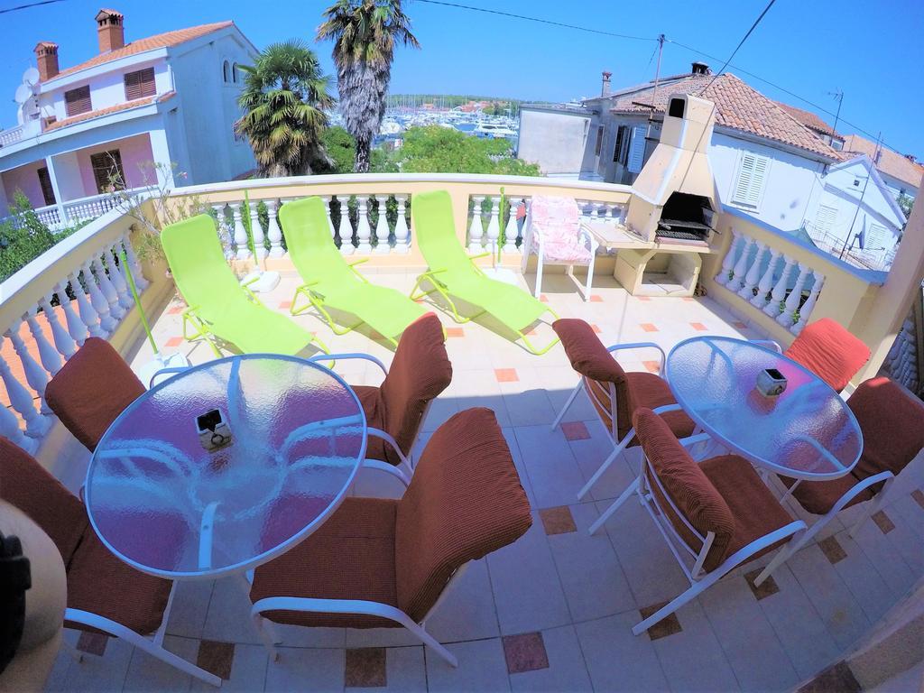 Orange Apartment's Repic *