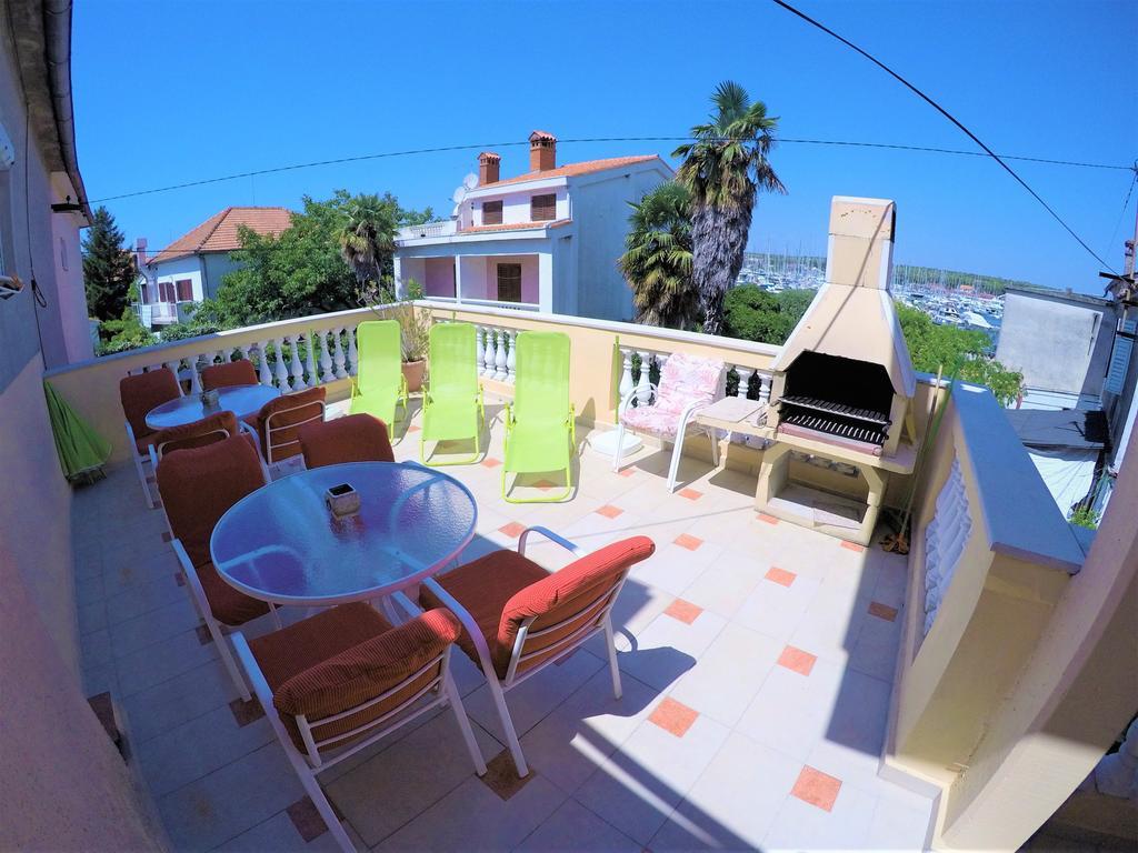 Orange Apartment's Repic