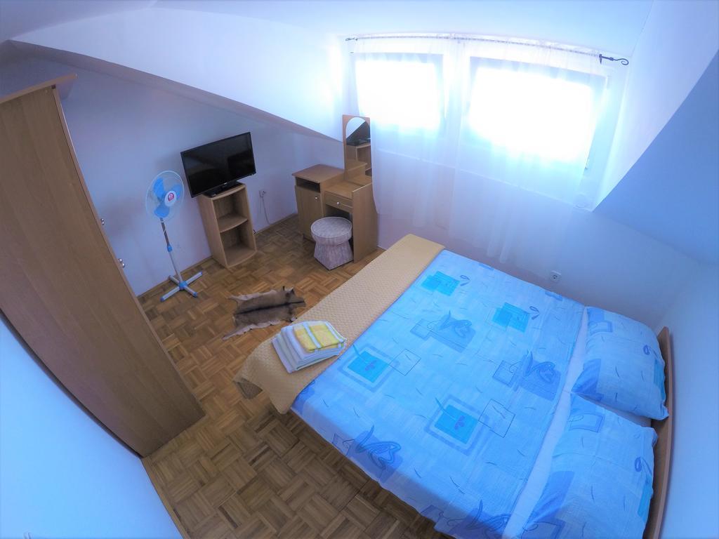 Orange Apartment's Repic