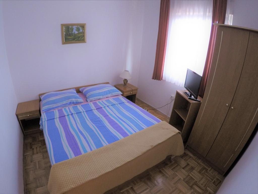 Orange Apartment's Repic *