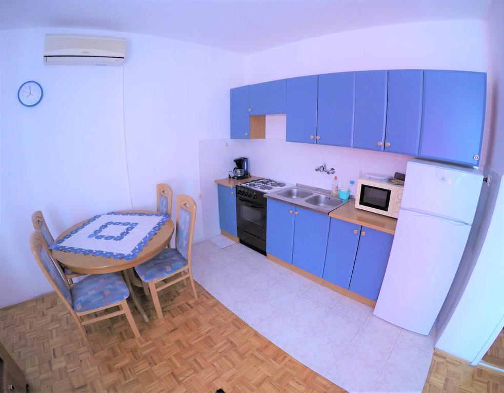 Orange Apartment's Repic *