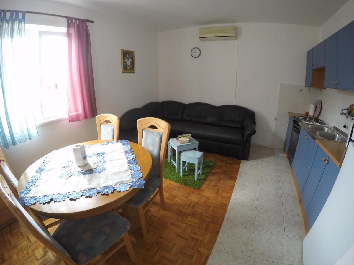 Orange Apartment's Repic *