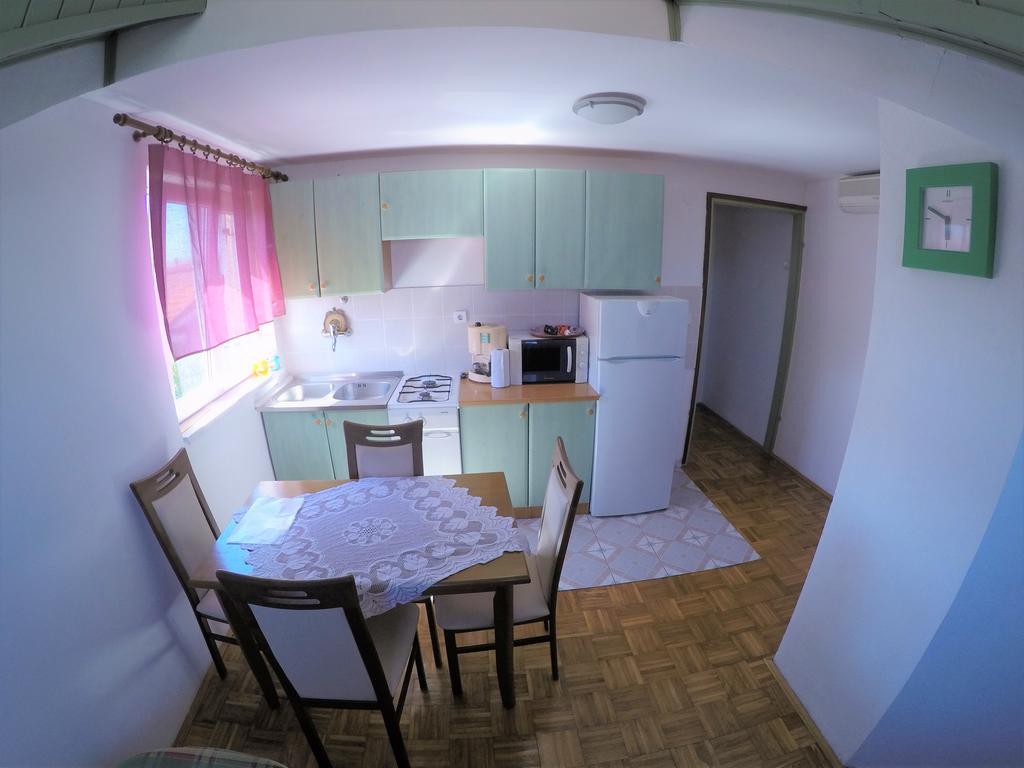 Orange Apartment's Repic