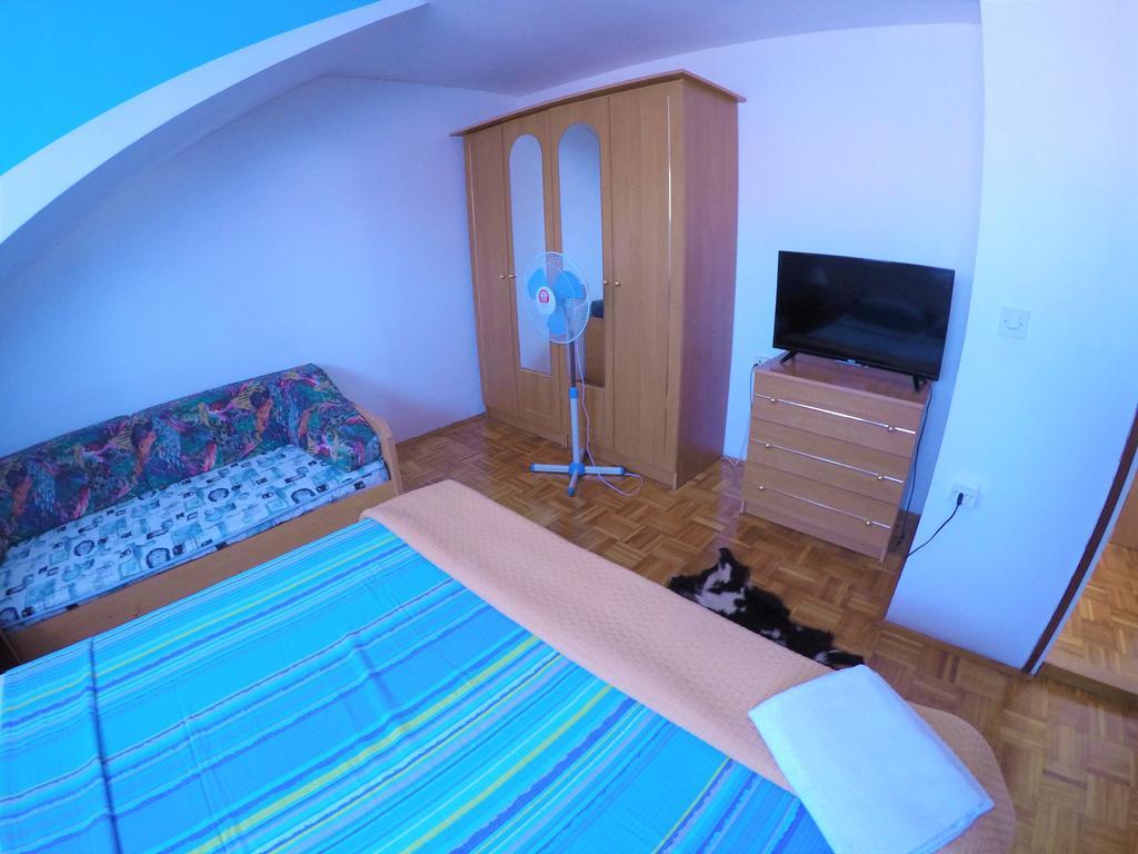 Orange Apartment's Repic *